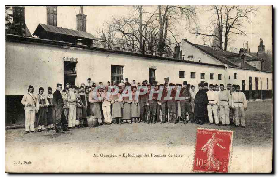 CPA Au quartier Epluchage des pommes terre (militaria cuisine cuisiniers)