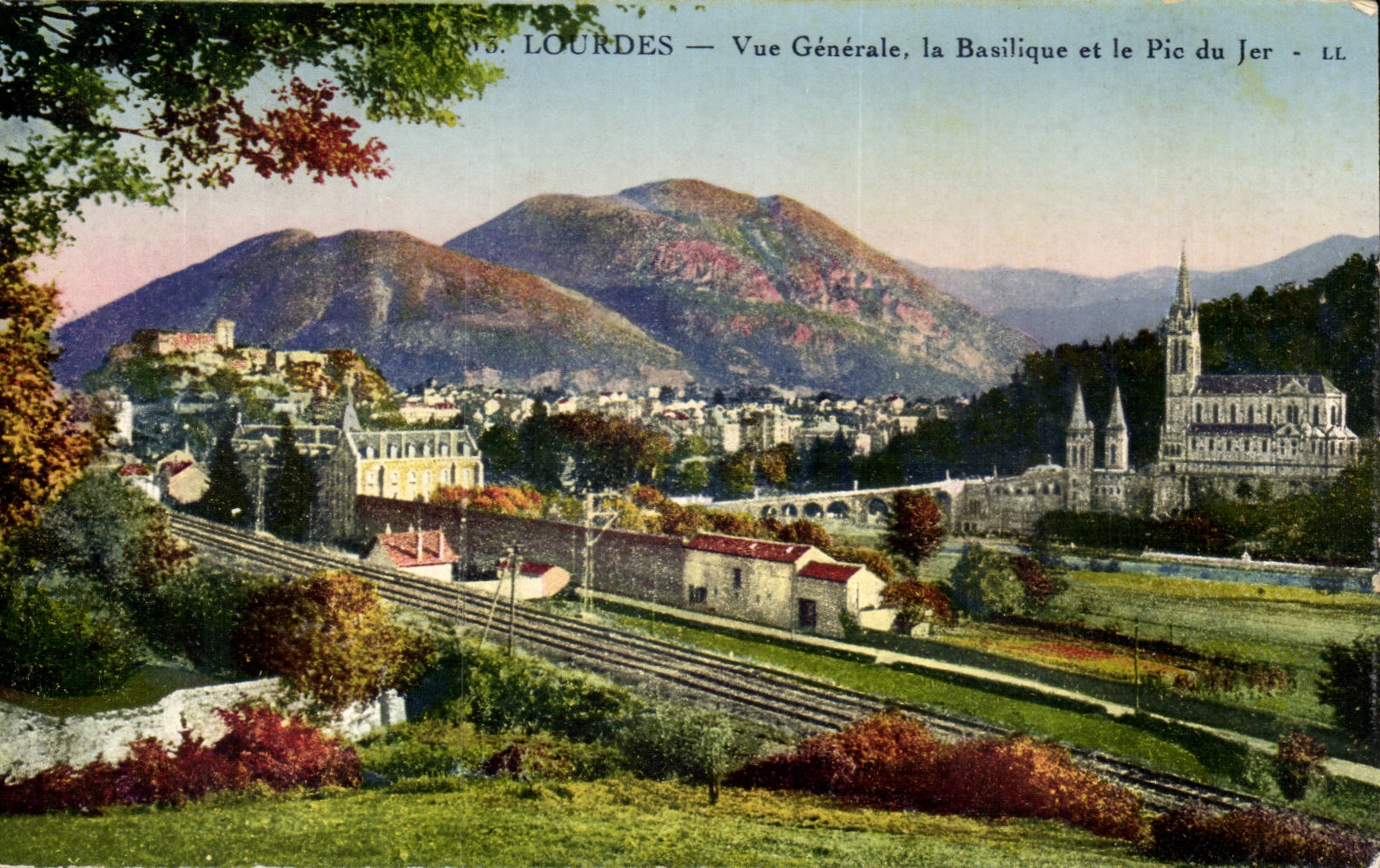 Lourdes CPA Vue generale la basilique et le pic de Jer