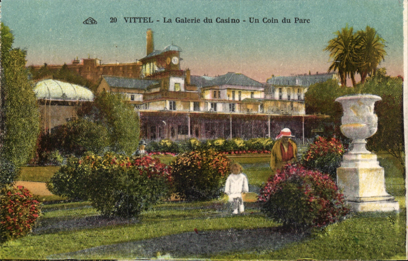 Vittel CPA la galerie du casino Un coin du parc