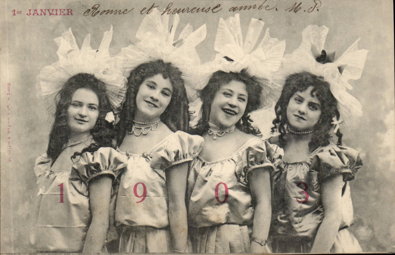Cuatro jóvenes mujeres en traje de fiesta — 1° de enero de 1903 — Fototipo A. Benjard & Cie, Nancy