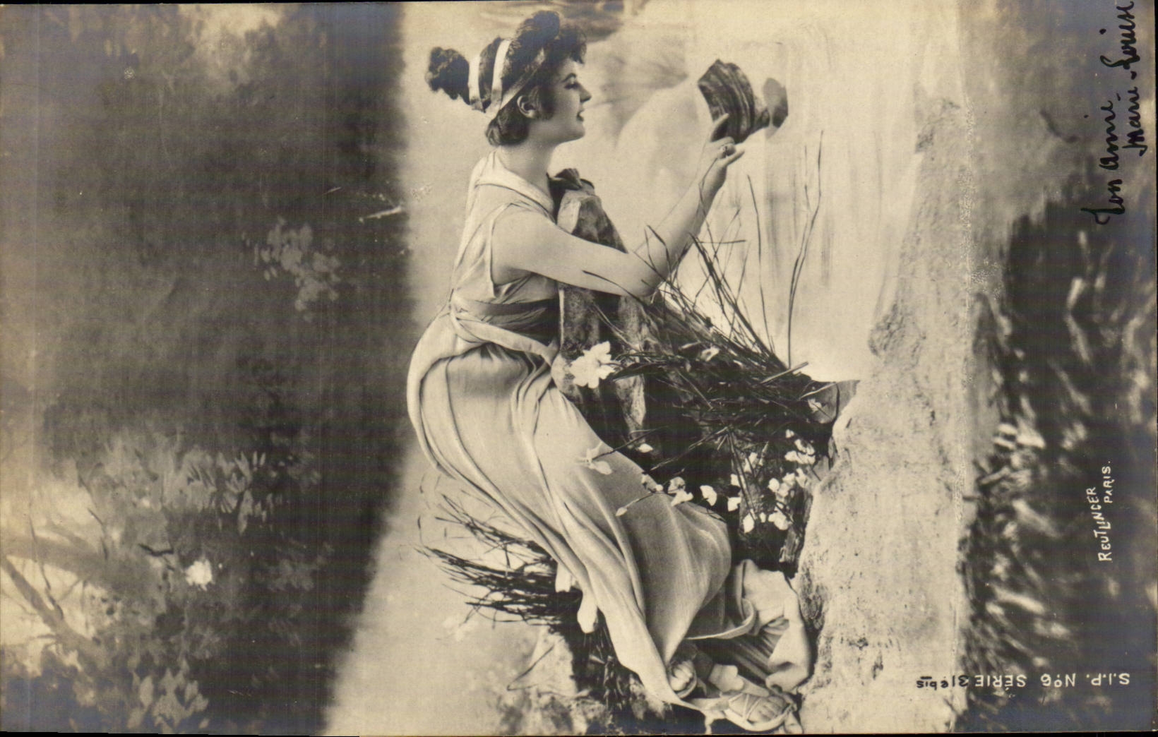 Mujer en vestido largo cerca de un muro — escena natural — Redulucer, París, serie 316
