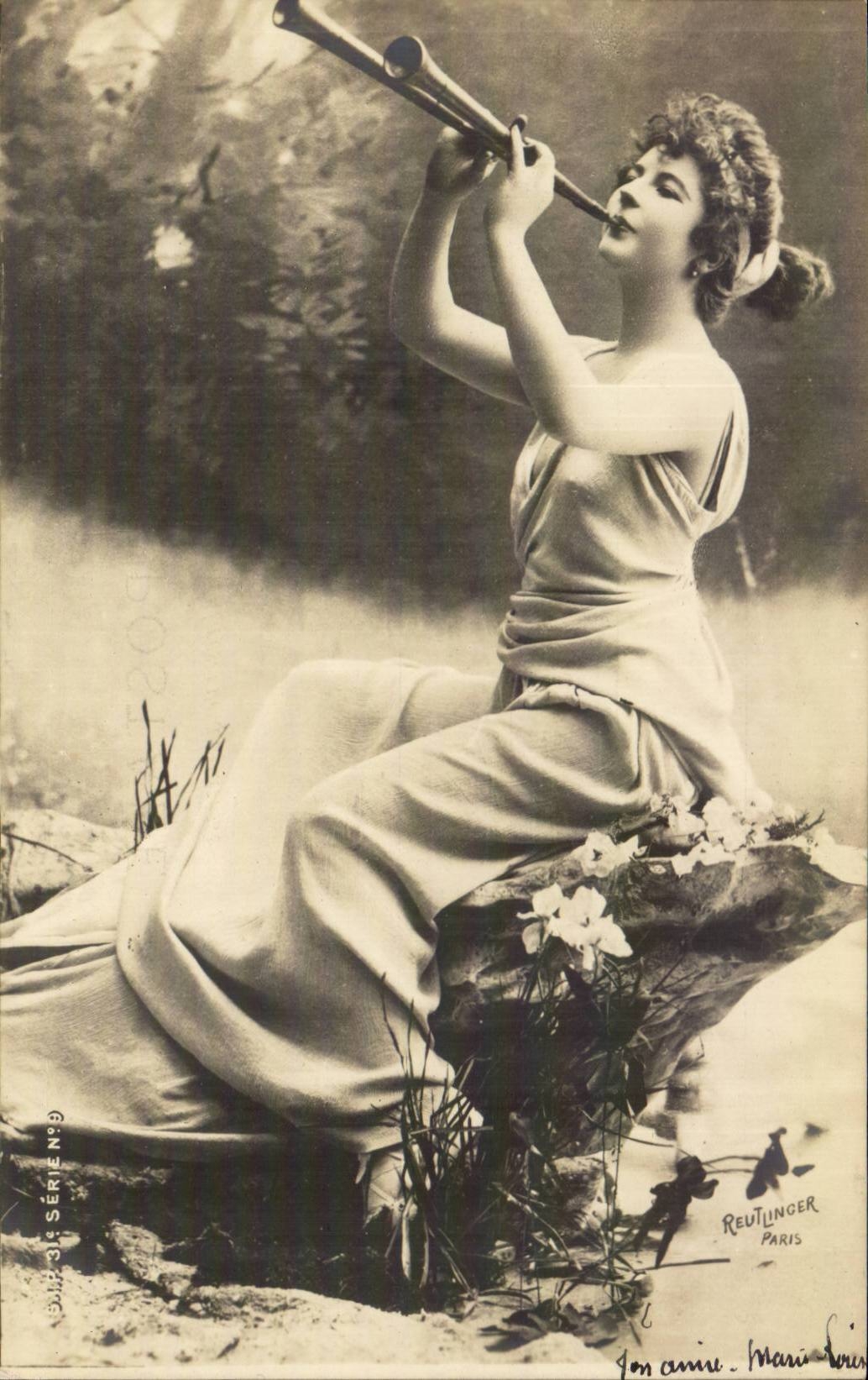 Jeune femme en robe antique jouant d'un instrument à vent — Reutlinger Paris, série n°9