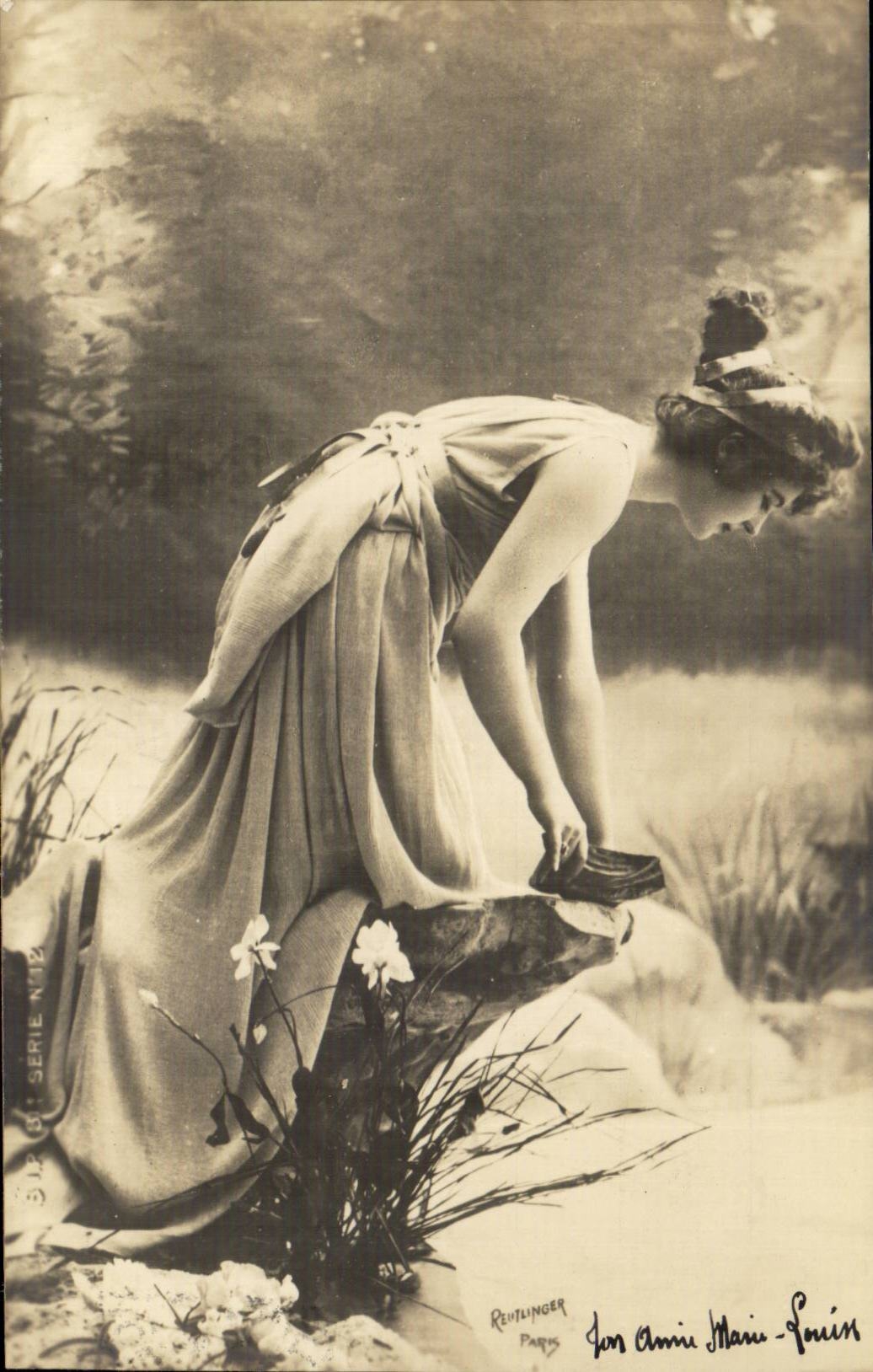 Femme en robe drapée — scène naturelle — Renlinger Paris, série N°12