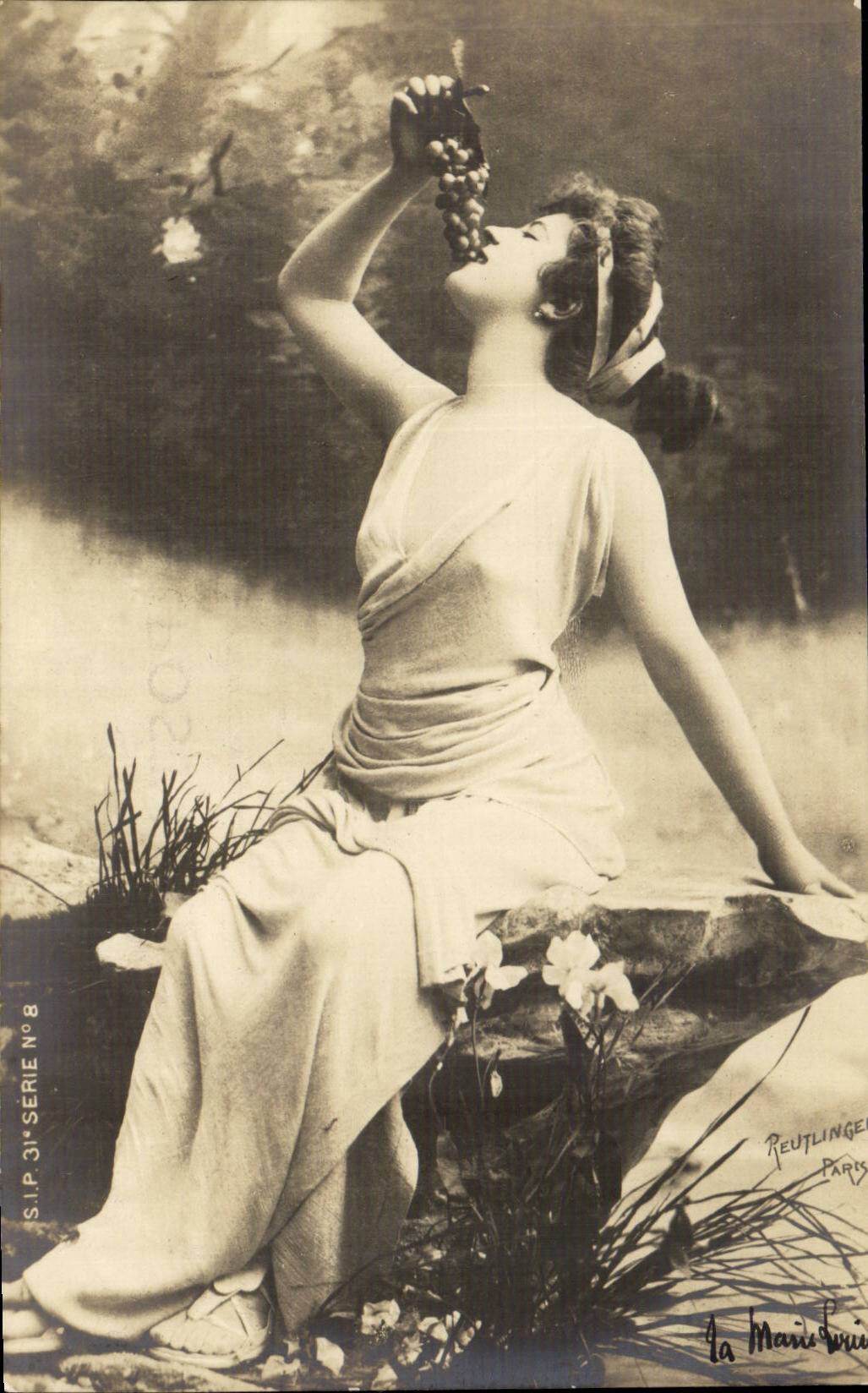 Femme en robe antique dégustant des raisins — S.I.P. Série N°8 — La Marius, Paris