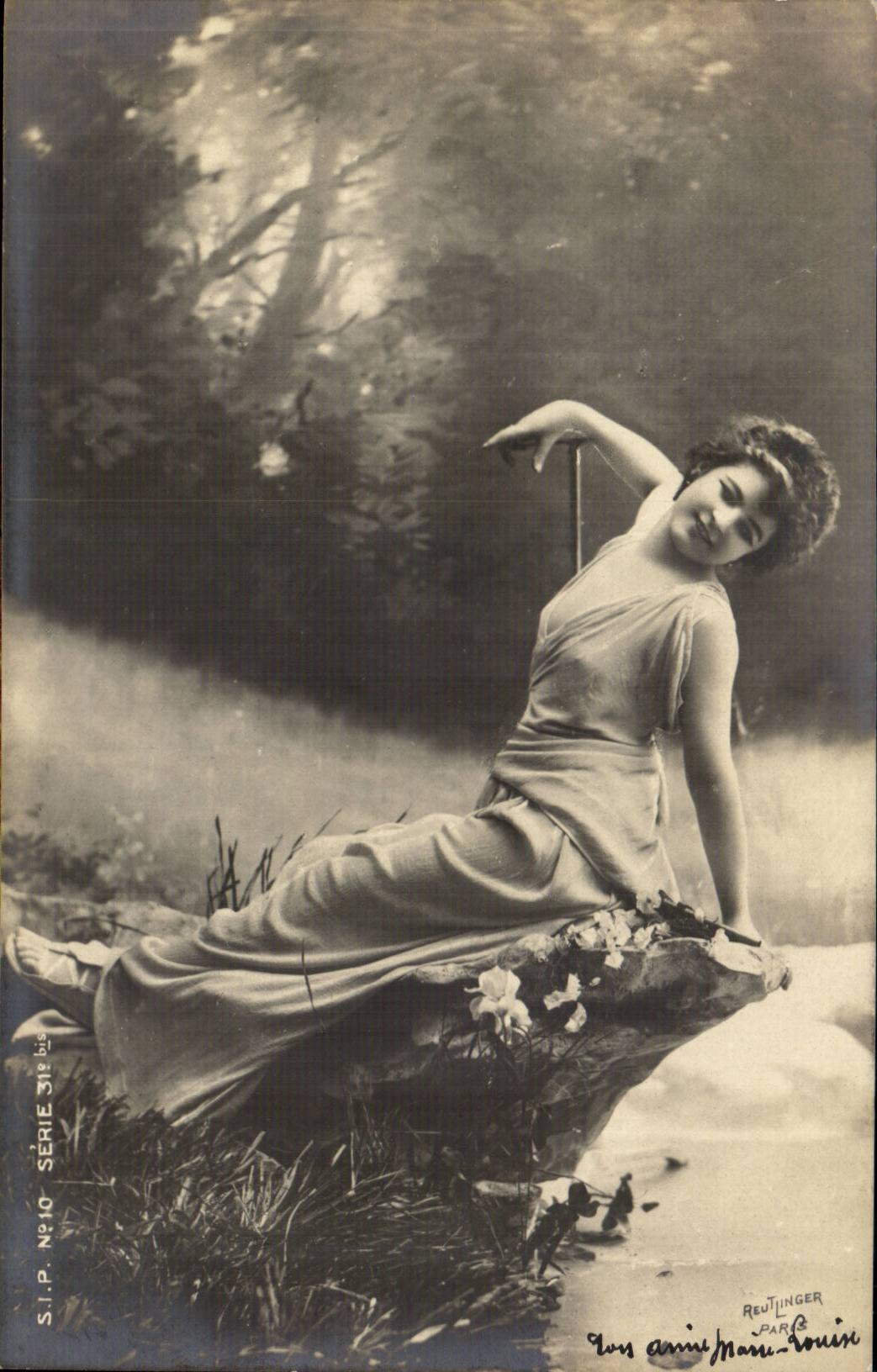 Femme assise sur un rocher — scène naturelle — S.I.P. Série 31e N°10, éditée par Reutinger Paris