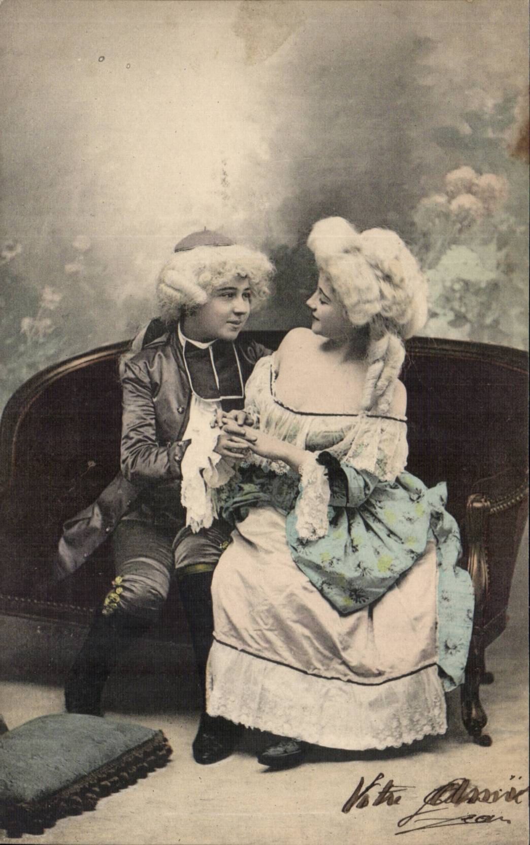 Deux personnes en costume d'époque — Votre Classici — éditeur Votre Classici