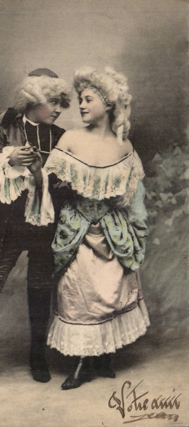 Deux personnages en costume de comédie — photographie de studio — S. Theanis