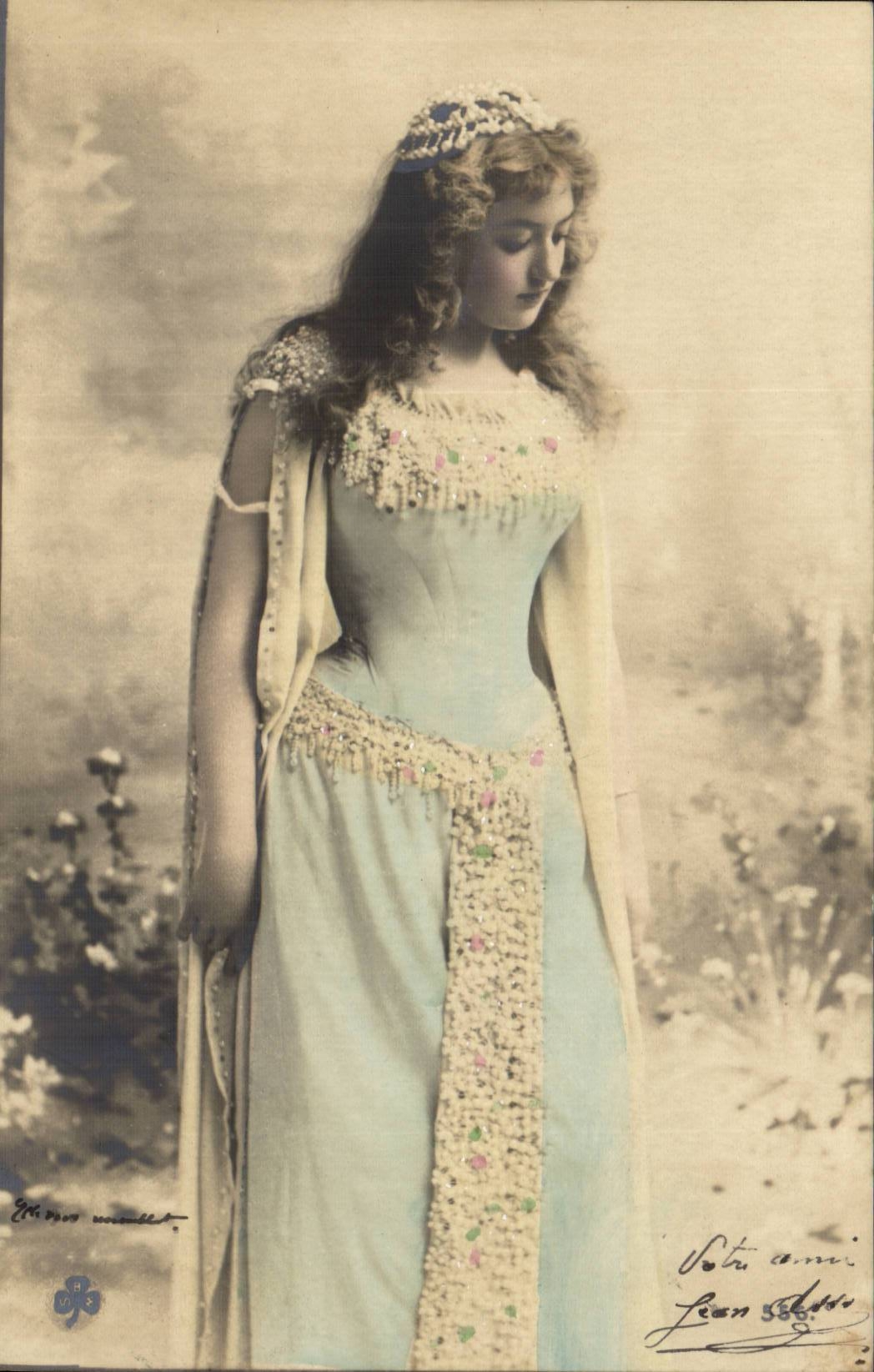 Jeune femme en robe ornée — scène de jardin — éditeur G. Mallet, n° 14