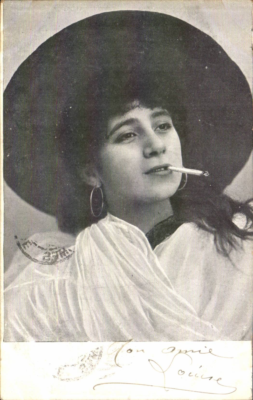 Mujer con sombrero — fumadora — editor desconocido, número de serie no visible