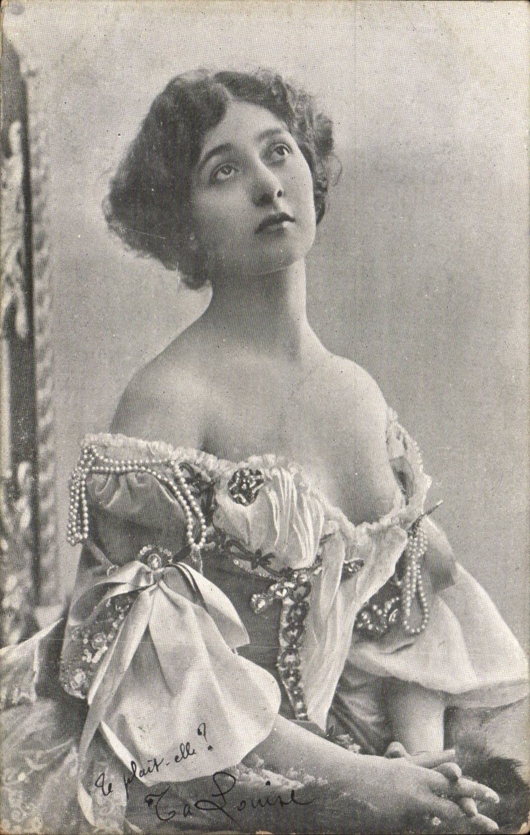Femme en robe à décolleté ornée de perles — Le plaît-elle ? — Éditeur Ca Louire