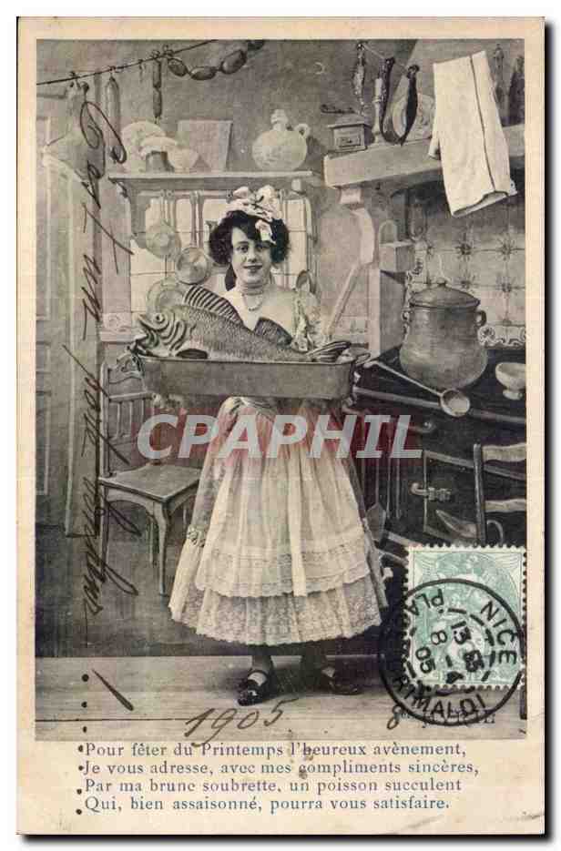 Femme tenant un poisson dans une cuisine — Nice, 1905 — Éditeur M. Maldì