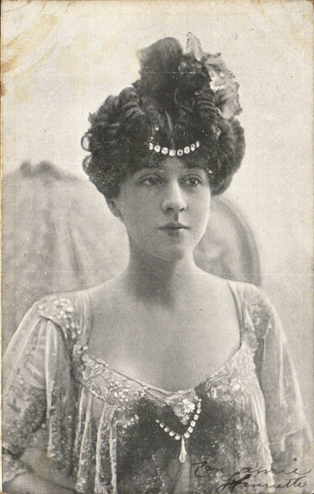 Ritratto di Constance Henratté — fotografa Constance Henratté — numero di serie non visibile