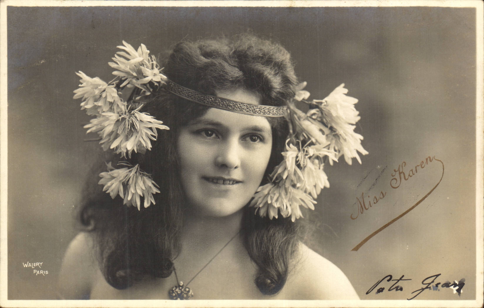 Joven mujer con corona de flores — Wajery París — Serie n. 621