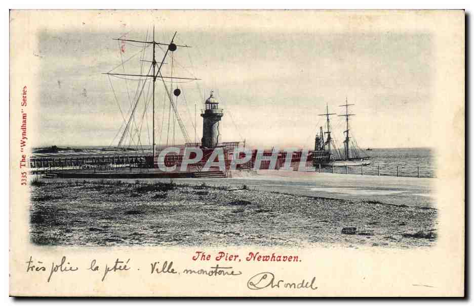 Grande Bretagne CPA The pier Newhaven (ligthouse phare bateau boat)