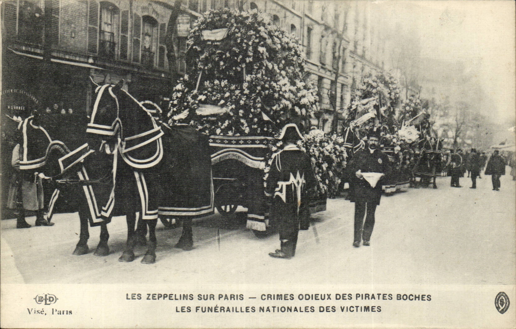 Paris CPA Les zeppelins sur Paris Crimes odieux des boches Funerailles des victimes