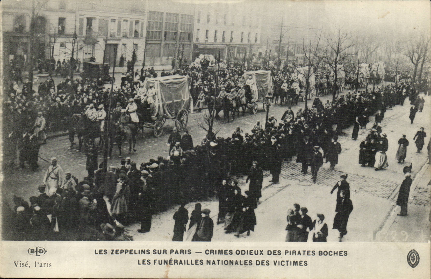 Paris CPA Les zeppelins sur Paris Crimes odieux des boches Funerailles des victimes