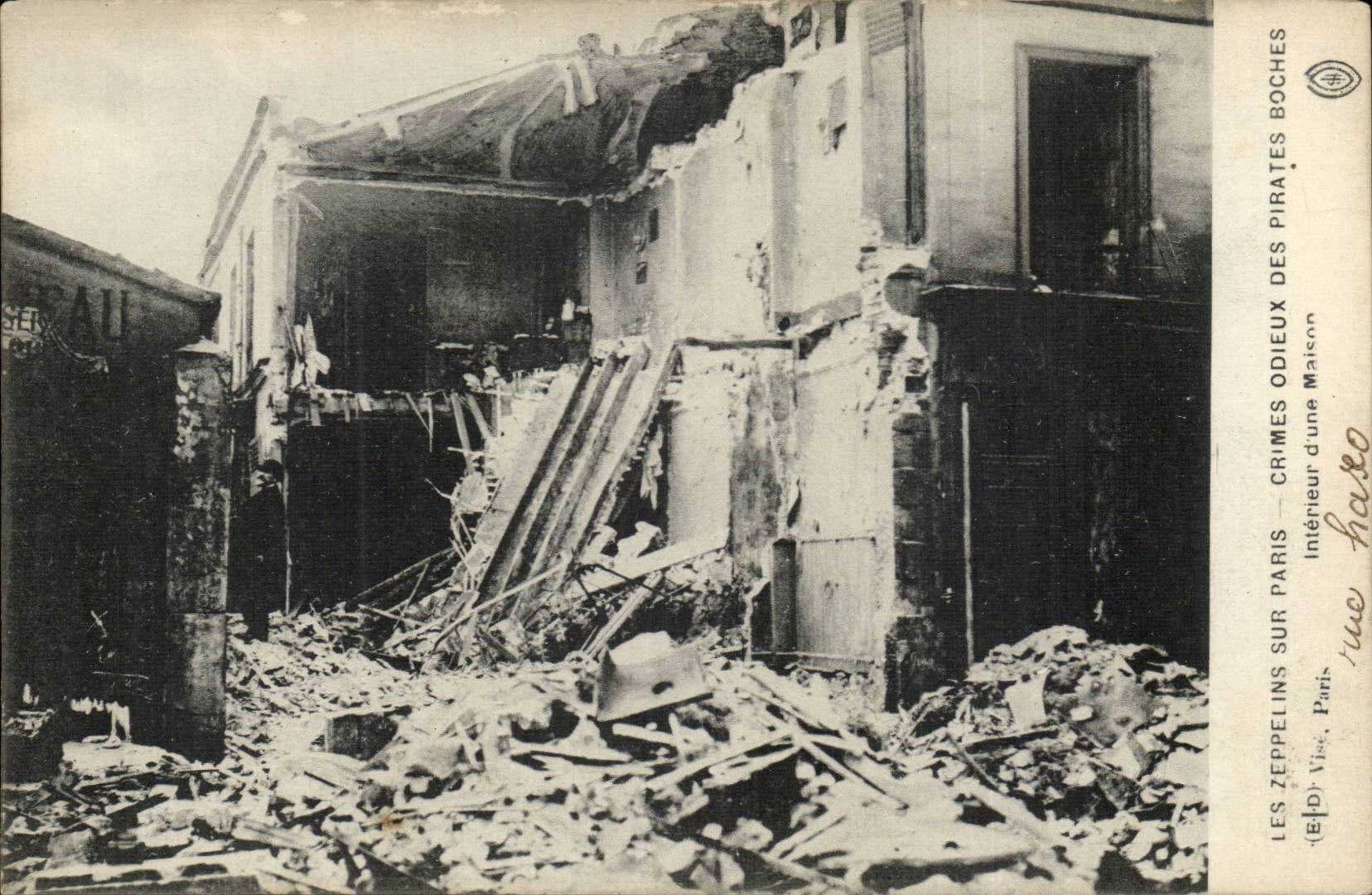 Paris CPA Les zeppelins sur Paris Crimes odieux des boches Interieur d'une maison Rue Haxo 20eme