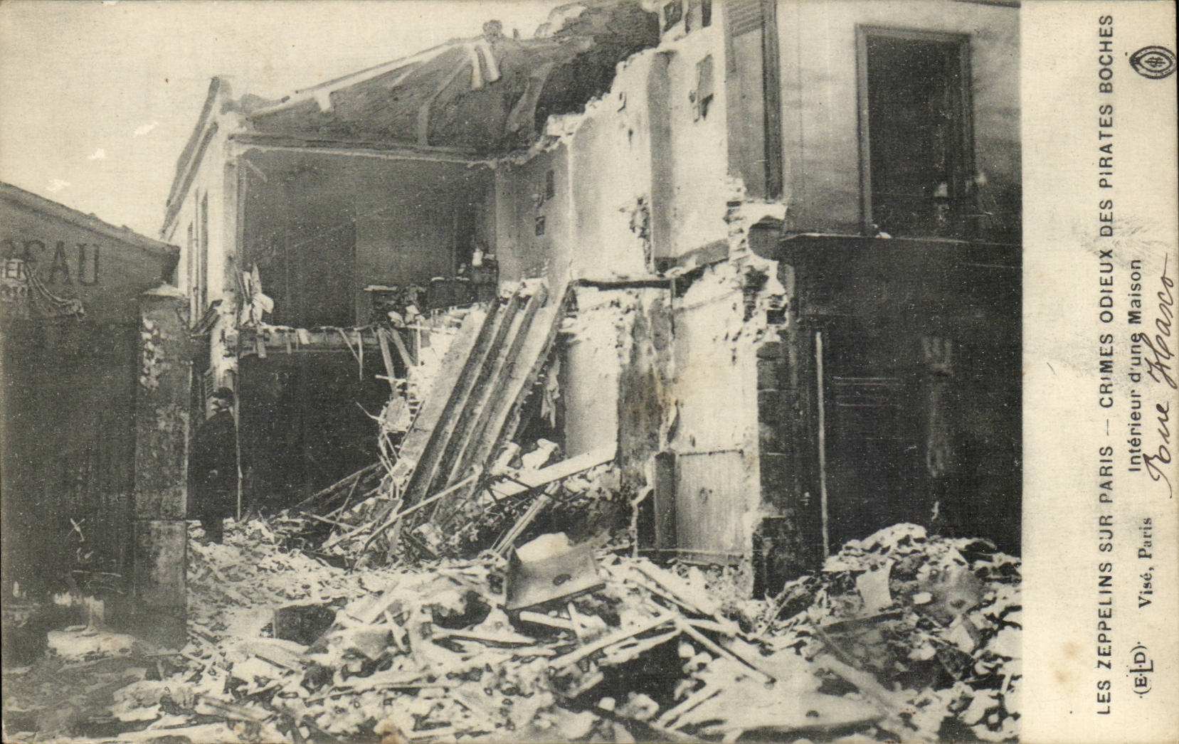 Paris CPA Les zeppelins sur Paris Crimes odieux des boches Interieur d'une maison Rue Haxo 20eme