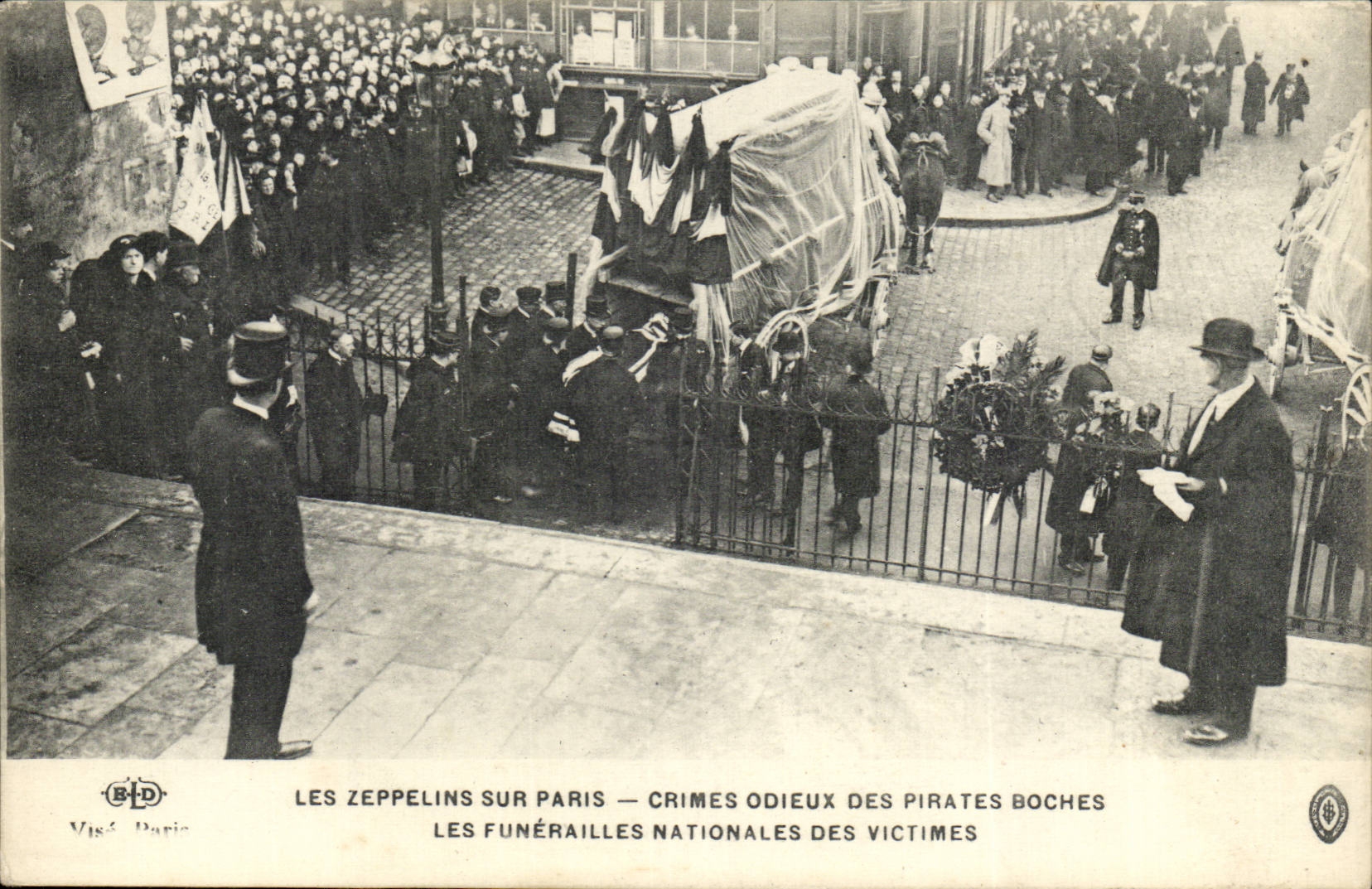 Paris CPA Les zeppelins sur Paris Crimes odieux des boches Funerailles nationales des victimes