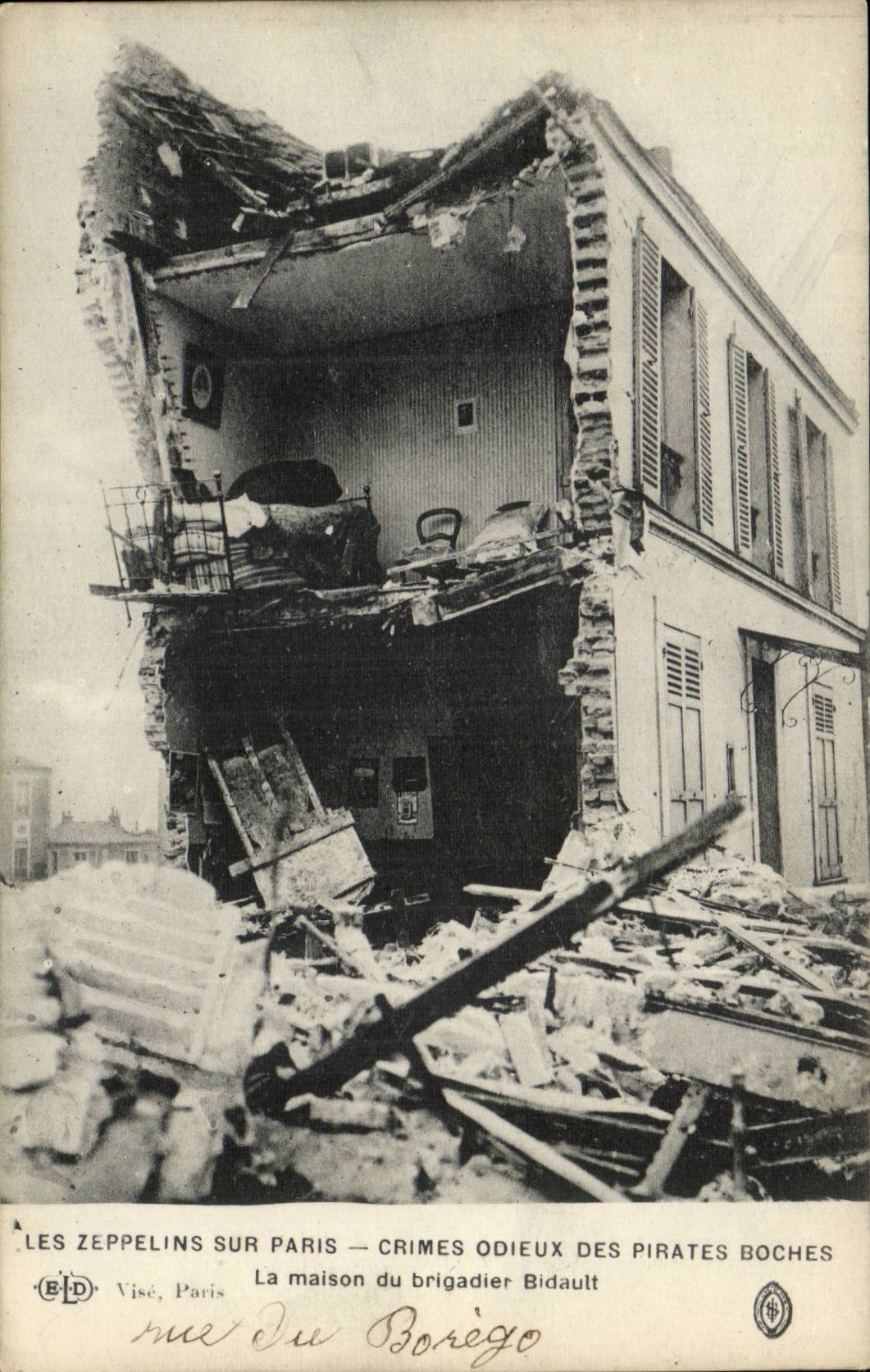Paris CPA Les zeppelins sur Paris Crimes odieux des boches La maison du brigadier Bidault rue du Borego Paris 20eme