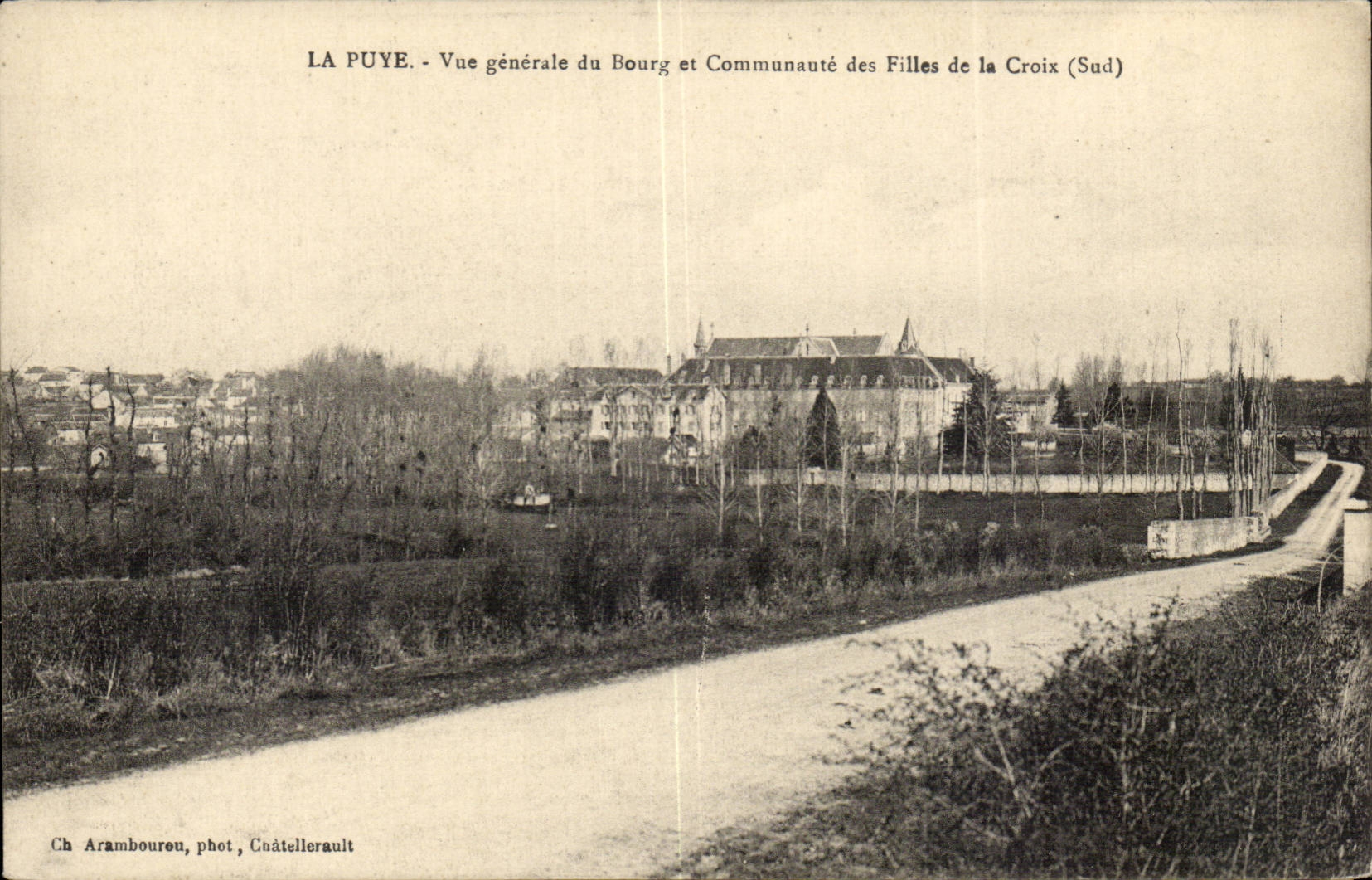 La Puyé - Vue générale du Bourg et Communauté des Filles de la Croix (Sud) — Ch. Aramboure, phot. Cuâtellerault