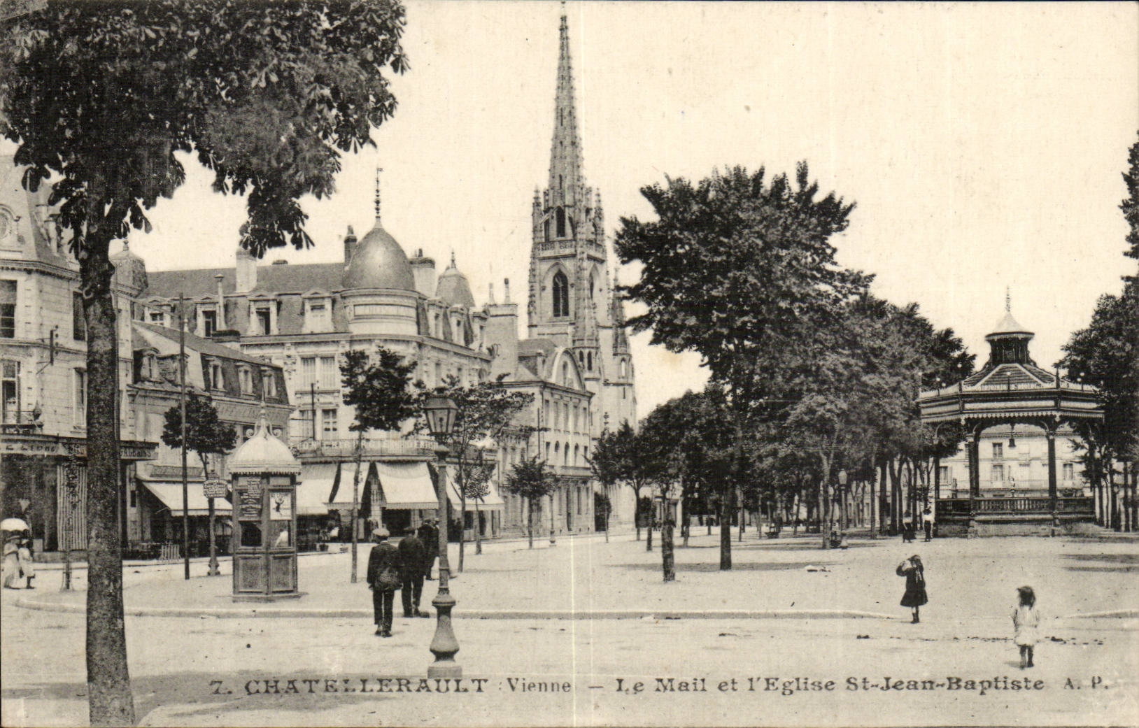 Châtellerault : Le Mail et l'Église Saint-Jean-Baptiste — A.P. (éditeur)