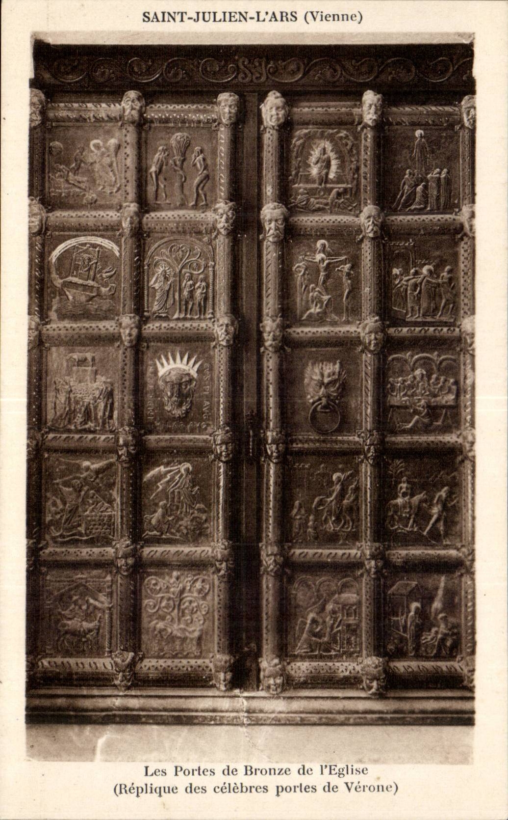 Saint Julien sur l'ars CPA Les portes de bronze de l'eglise (replique des celebres portes de Verone)