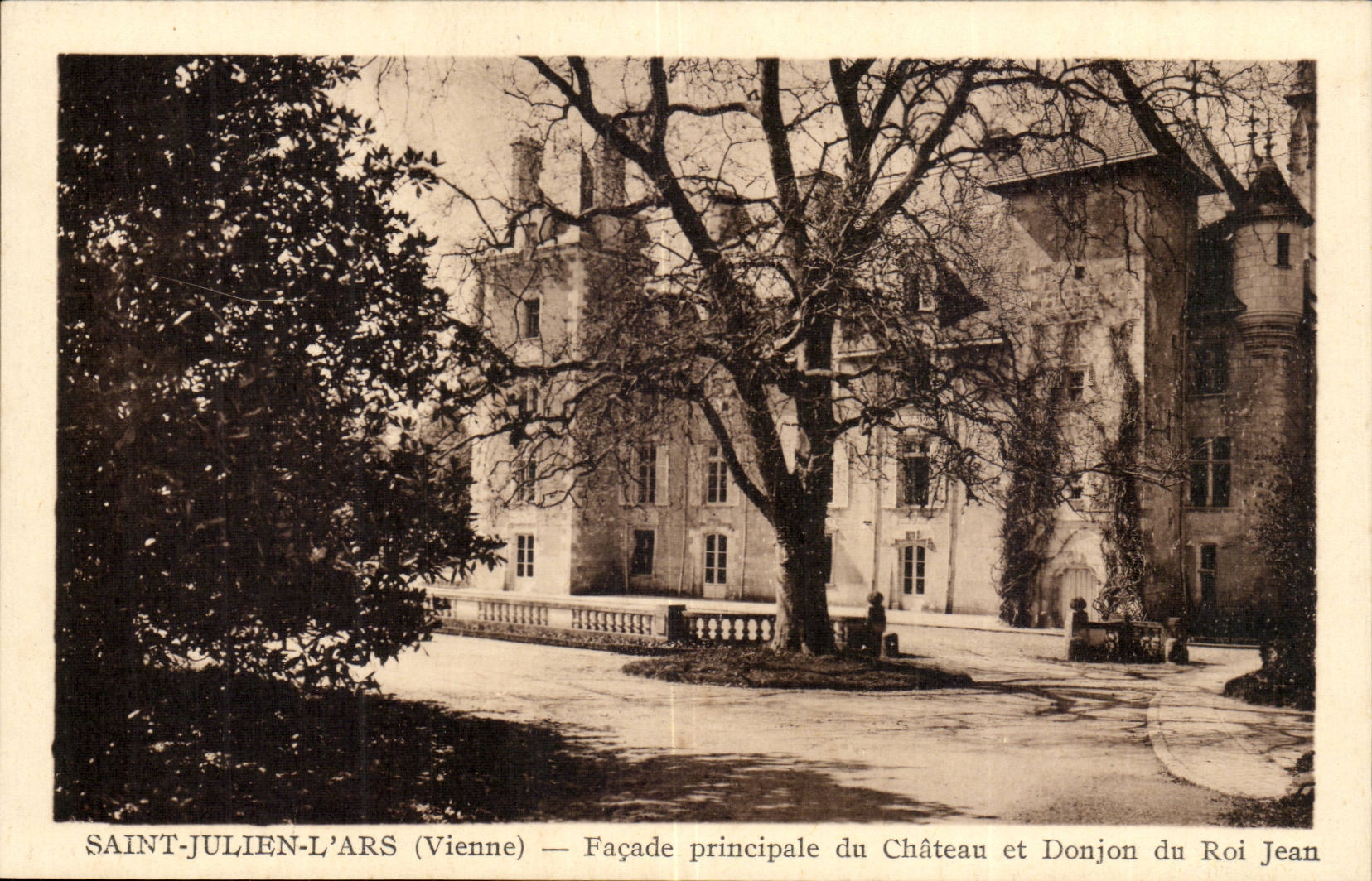 Saint Julien sur l'ars CPA Facade principale du chateau et donjon ru roi Jean
