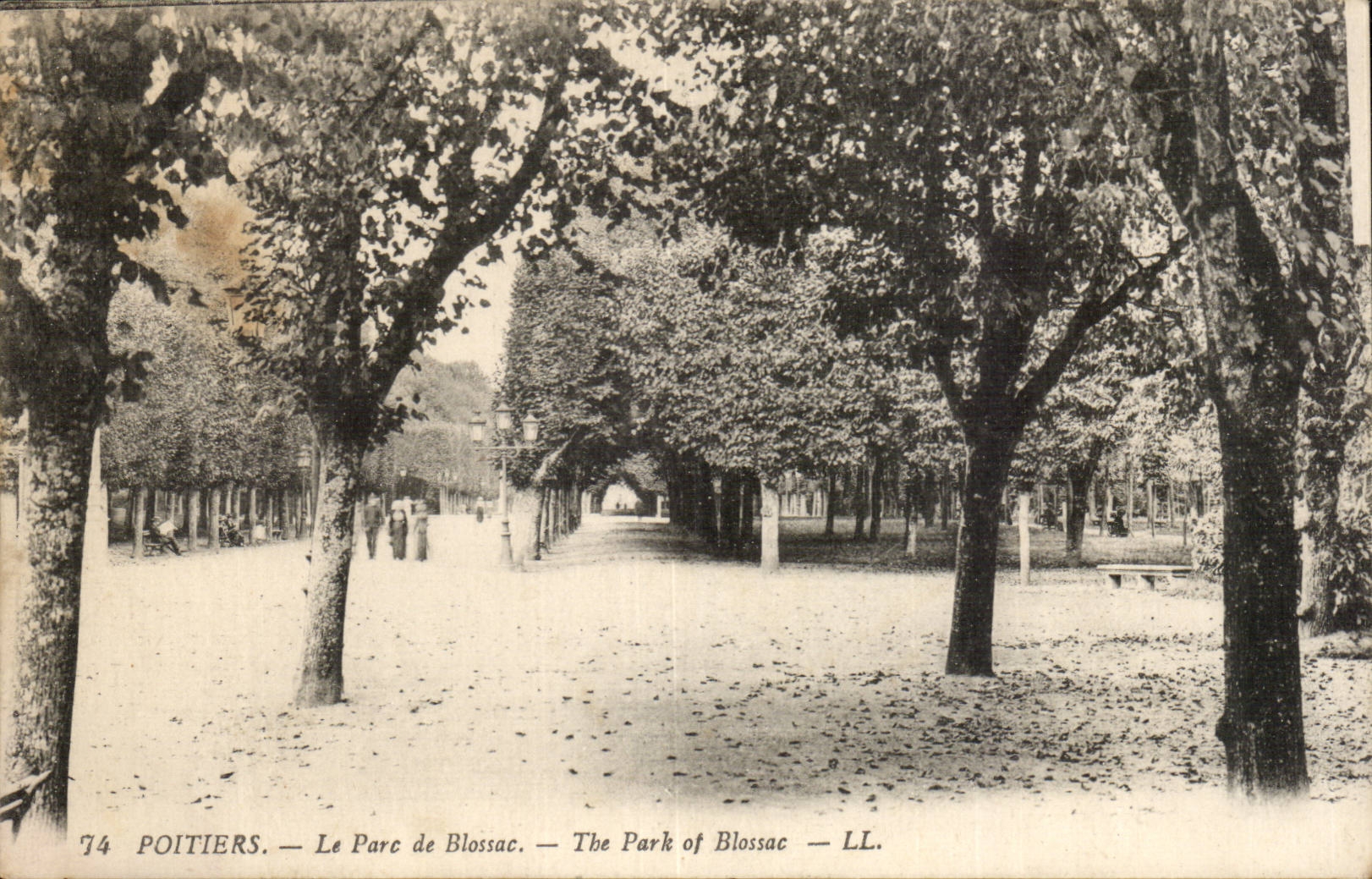 Poitiers — Le Parc de Blossac — LL. — 74