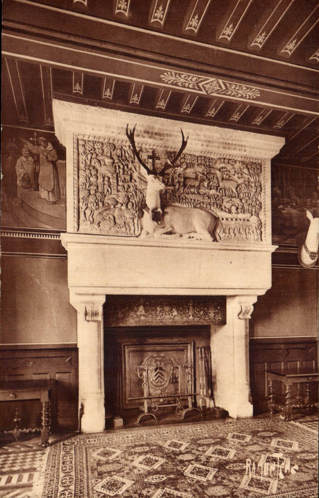 Château de Chitré — Salle à manger avec cheminée ornée d'un bas-relief du cerf de Saint-Hubert — Éditions Artistiques Raymond Bergevin