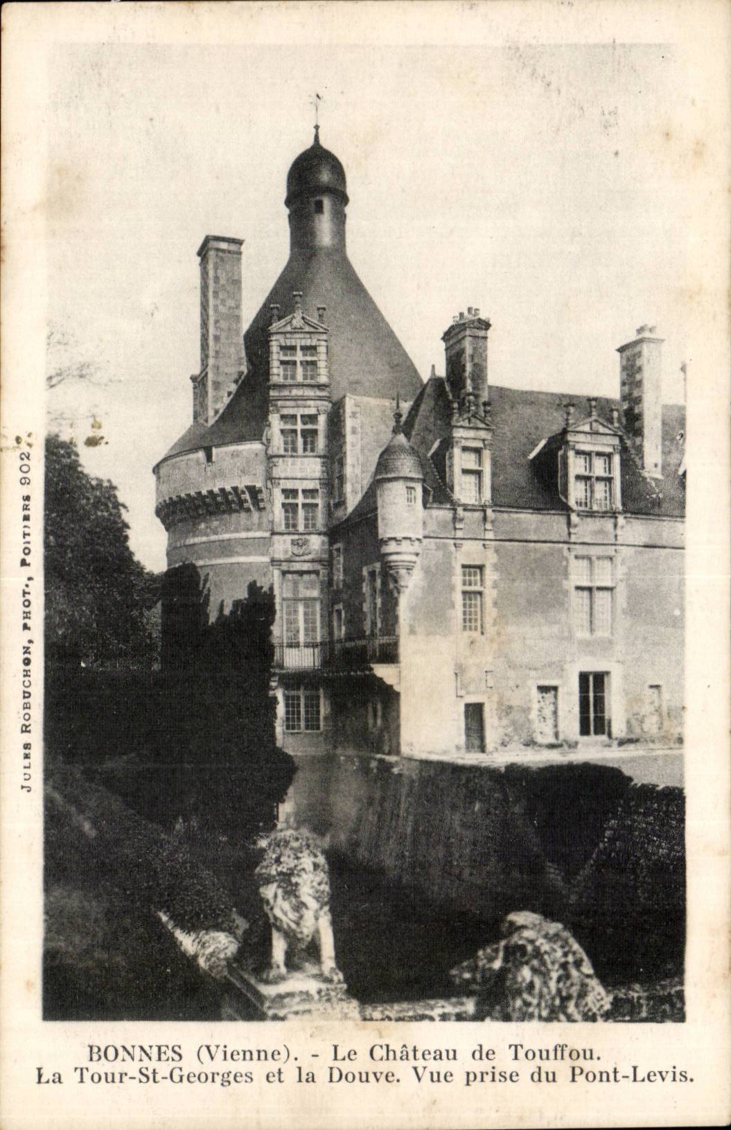 Bonnes CPA le chateau de Touffou La tour St Georges et la Douve Vue prise du pont levis