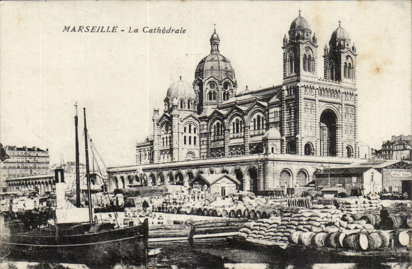 MARSEILLE - La Cathédrale — vue du port avec bateaux et sacs de marchandises — éditeur inconnu
