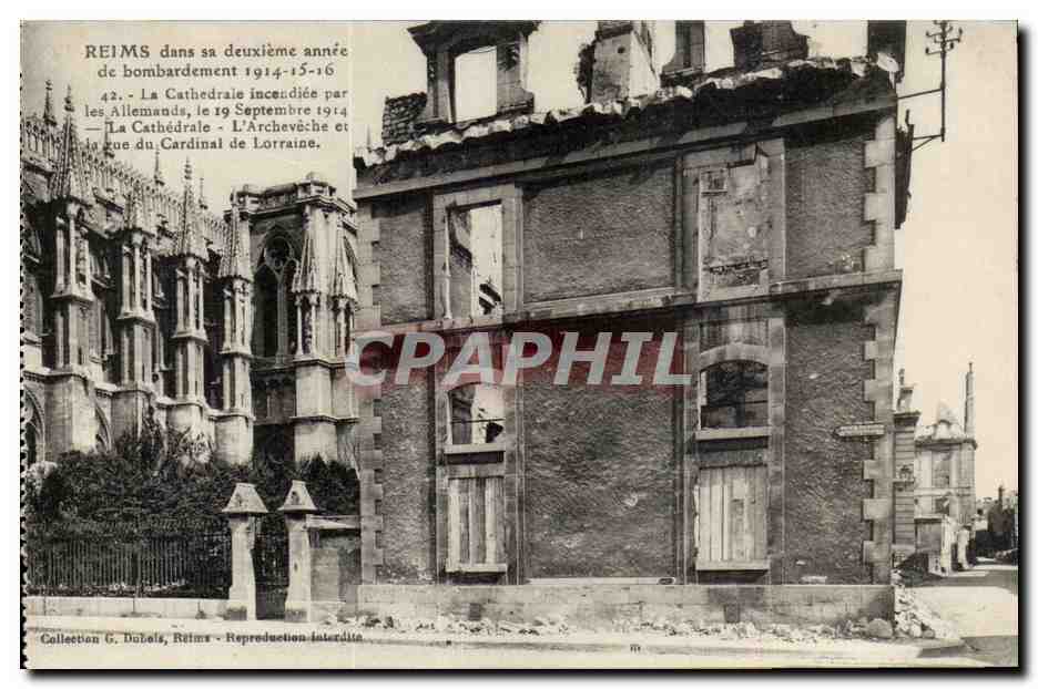 Reims dans sa deuxième année de bombardement 1914-15-16 — La Cathédrale incendiée par les Allemands, le 19 Septembre 1914 — La Cathédrale, L'Archevêché et la rue du Cardinal de Lorraine — Collection G. Dalais, Reims