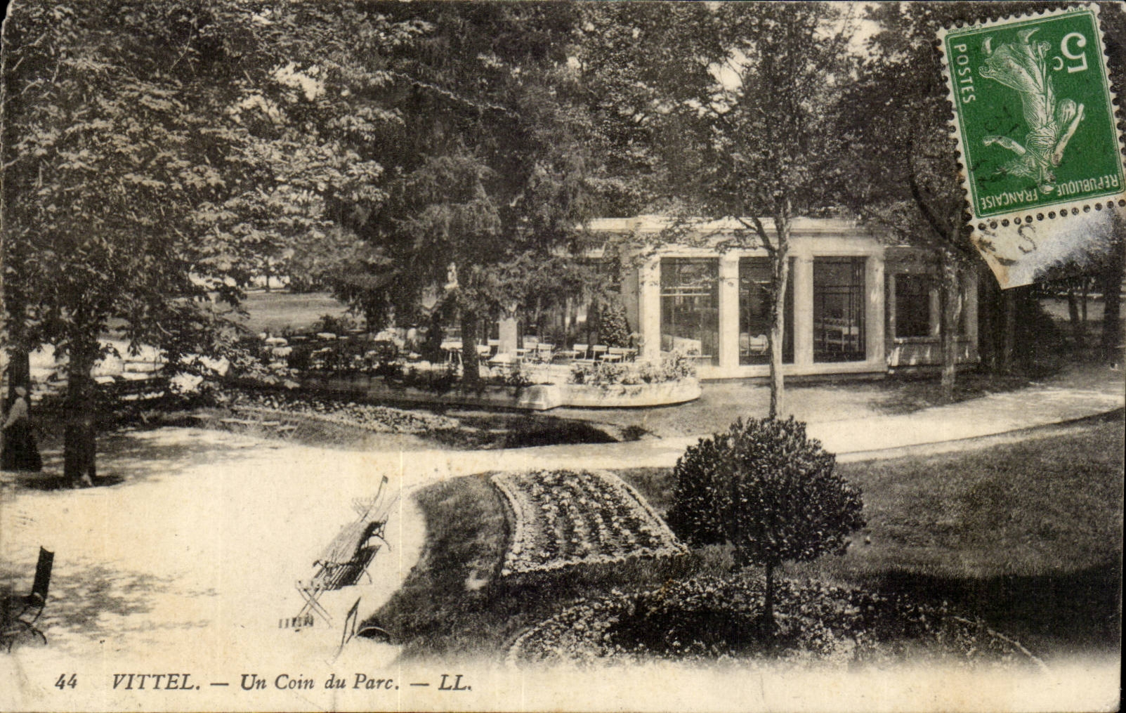 Vittel CPA Un coin du parc