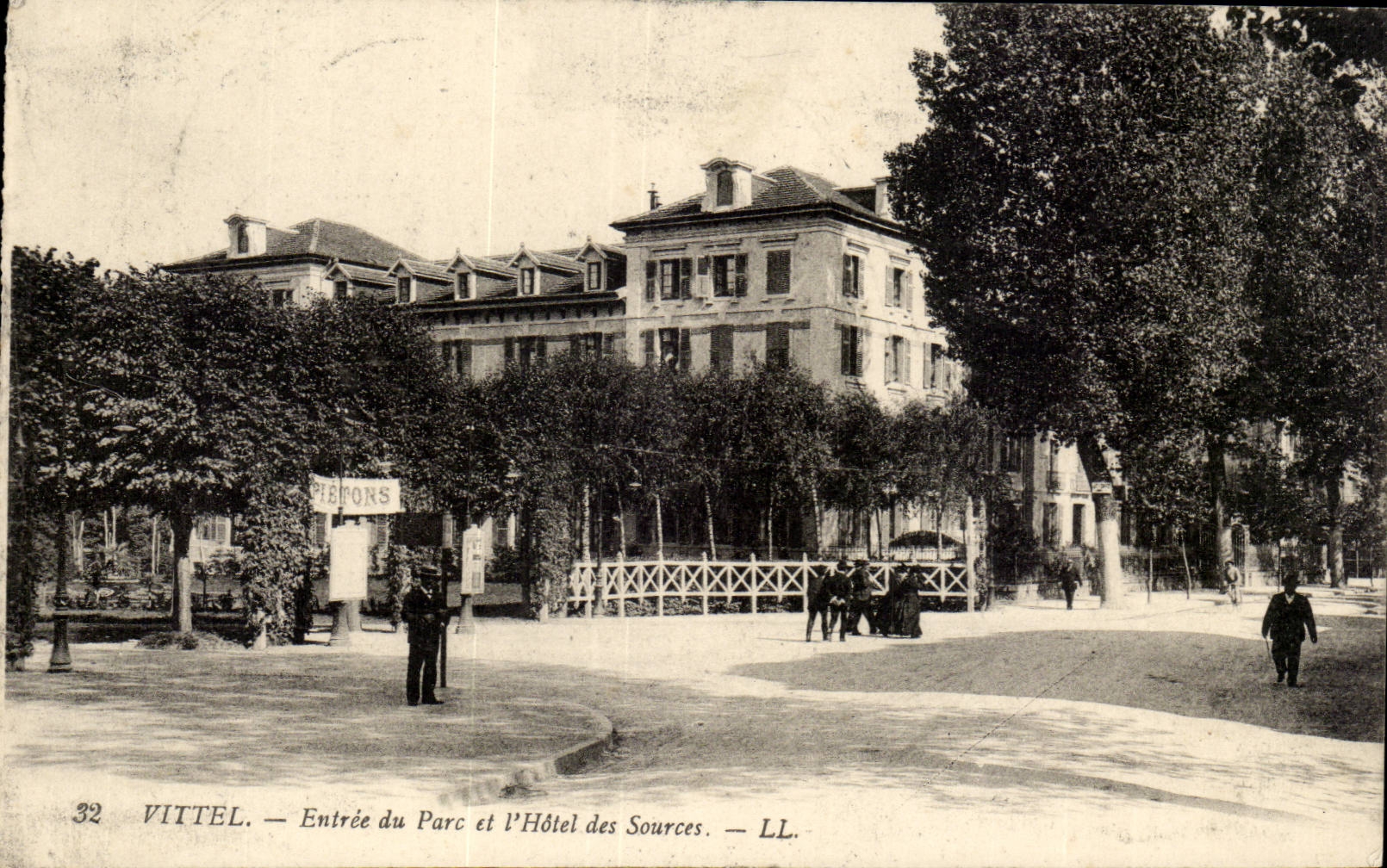 Vittel CPA Entree du parc et l'hotel des sources