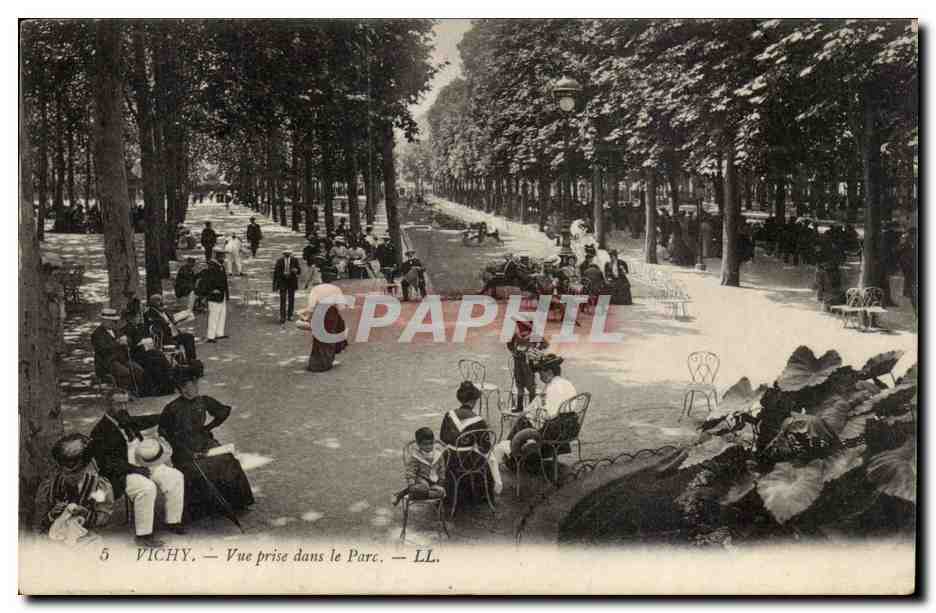 Vichy CPA Vue prise dans le parc