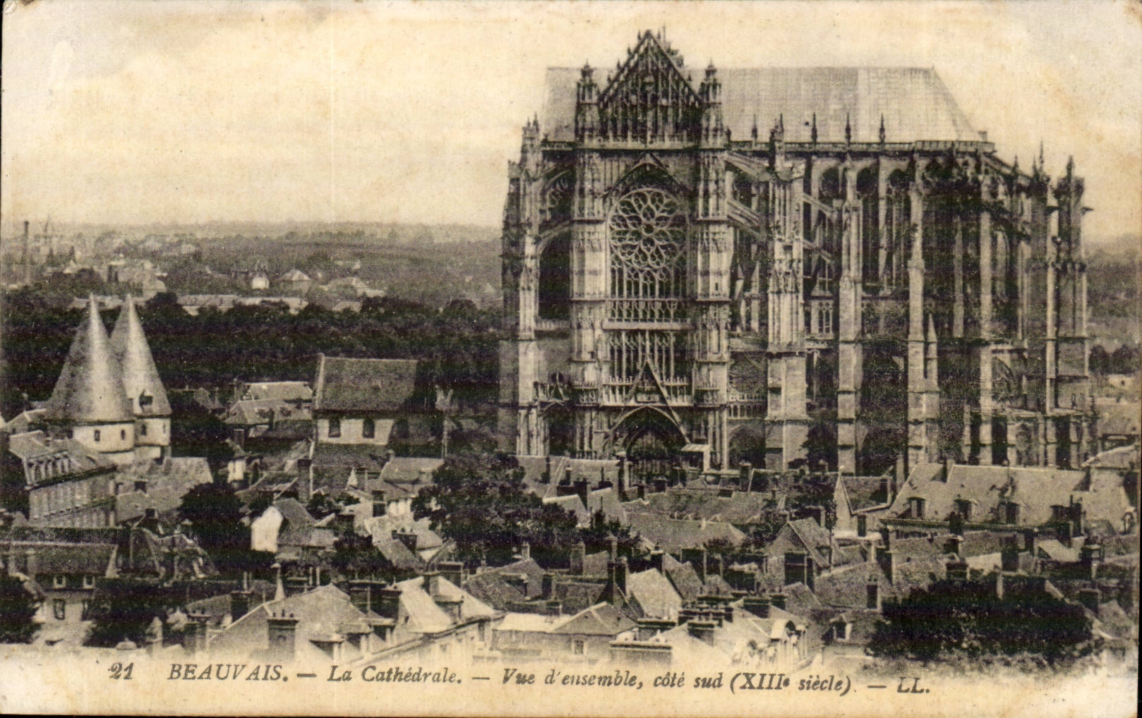 Beauvais CPA La cathedrale Vue d'ensemble cote sud