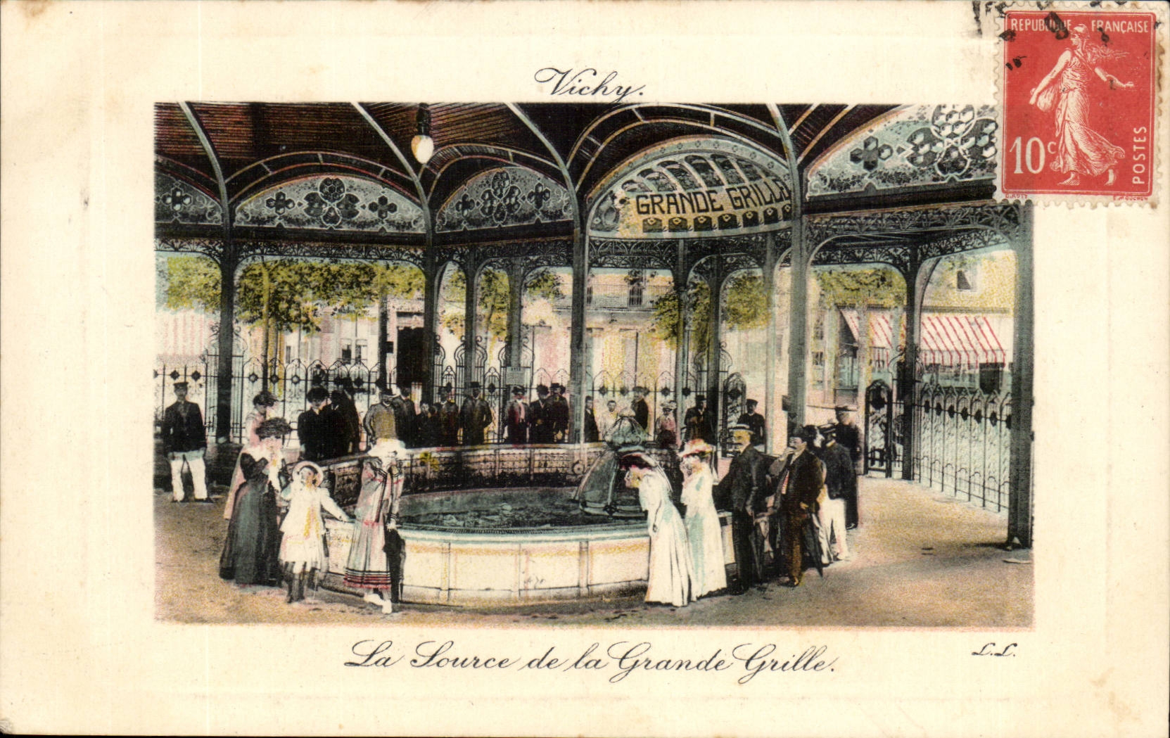 Vichy CPA La source de la grande grille