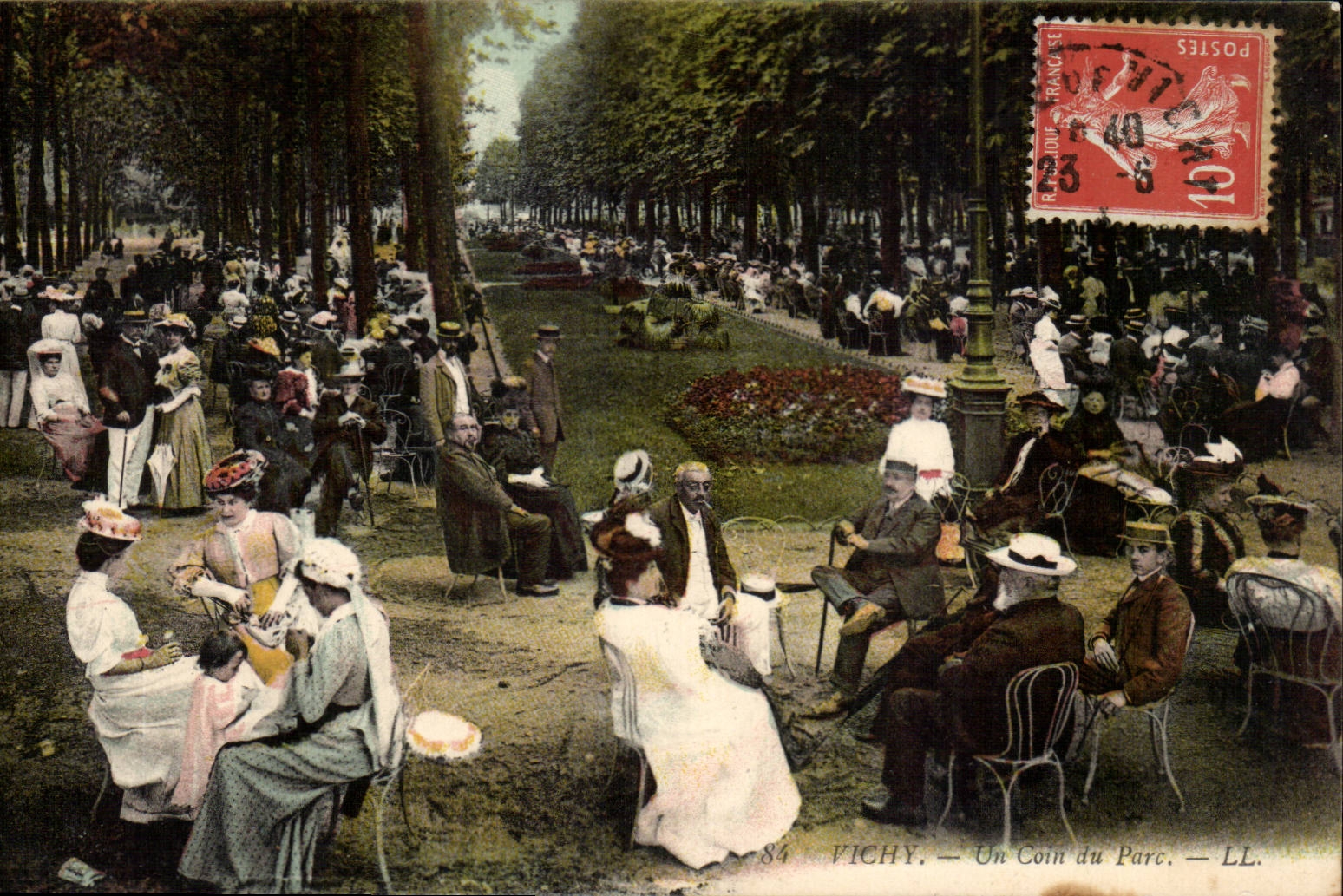 Vichy CPA Un coin du parc