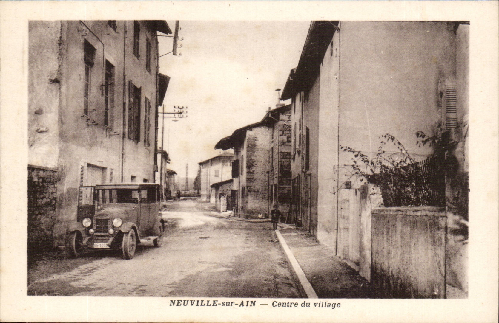 Neuville sur Ain CPA Centre du village