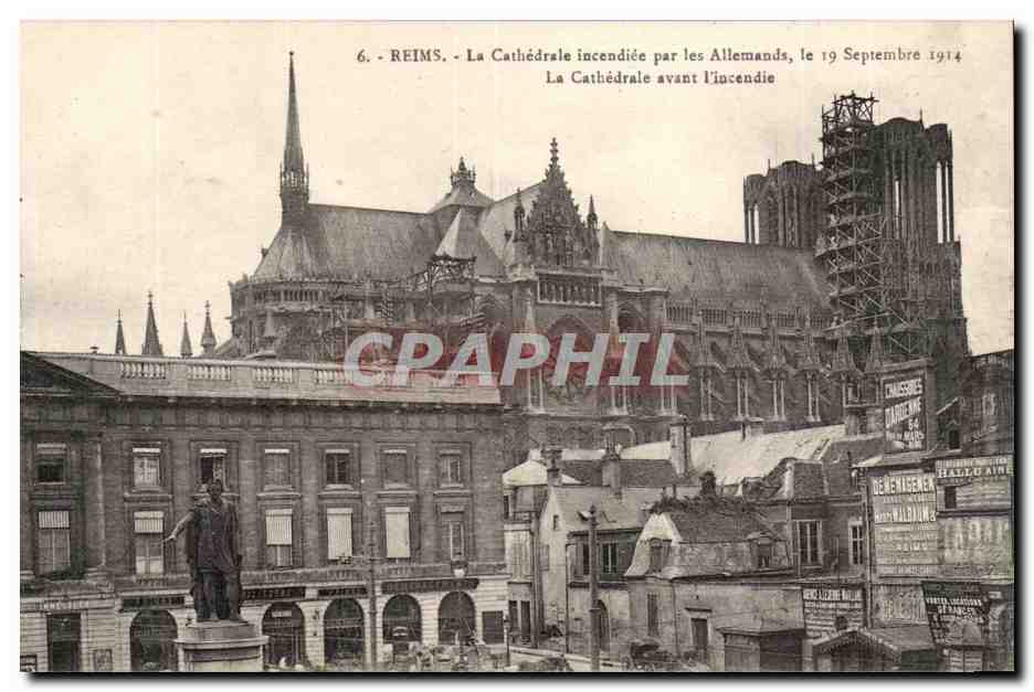 Reims CPA La cathedrale incendiee par les allemands le 19 septembre 1914 La cathedrale avant l'incendie