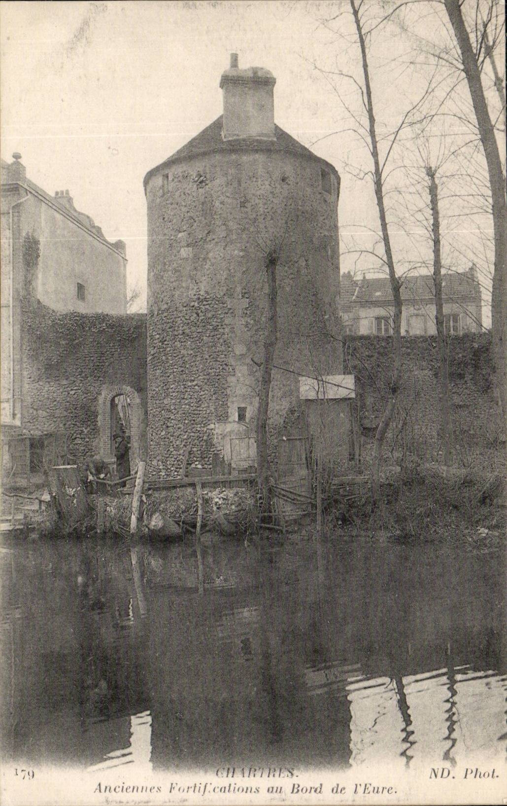 Chartres CPA Anciennes fortifications au bord de l'Eure