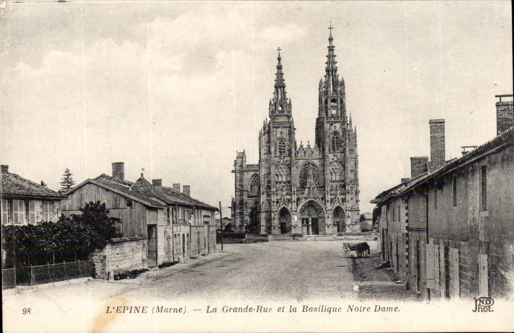 L'epine CPA La grande rue et la basilique Notre DAme