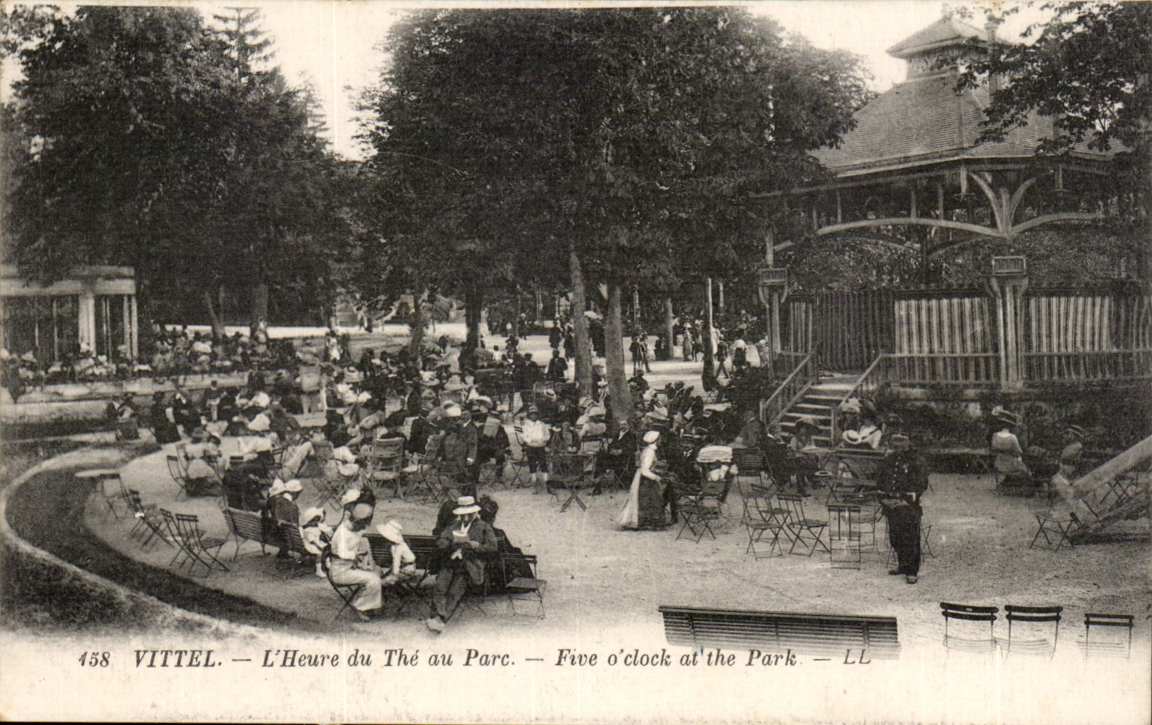 Vittel CPA L'heure du the au parc