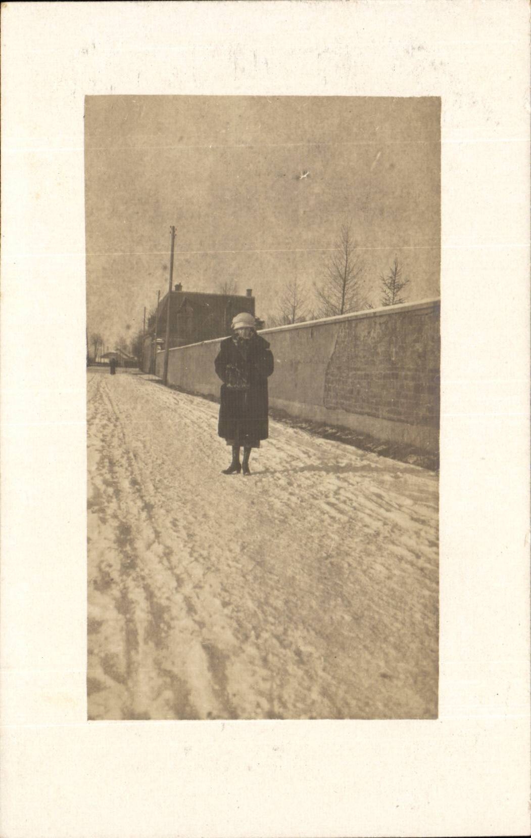 CPA CARTE PHOTO Femme dans la neige