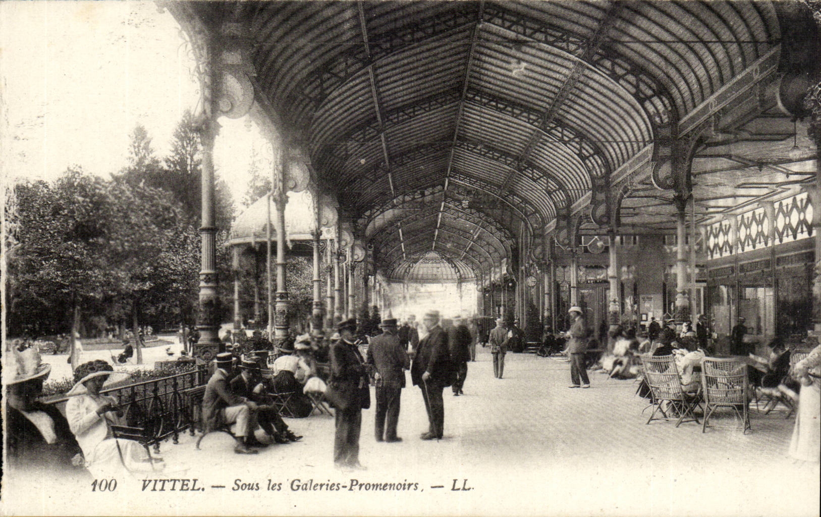 Vittel CPA Sous les galeries promenoirs