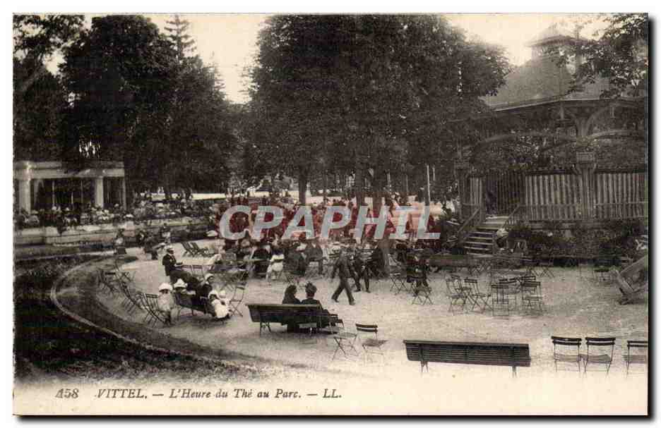 Vittel CPA L'heure du the au parc