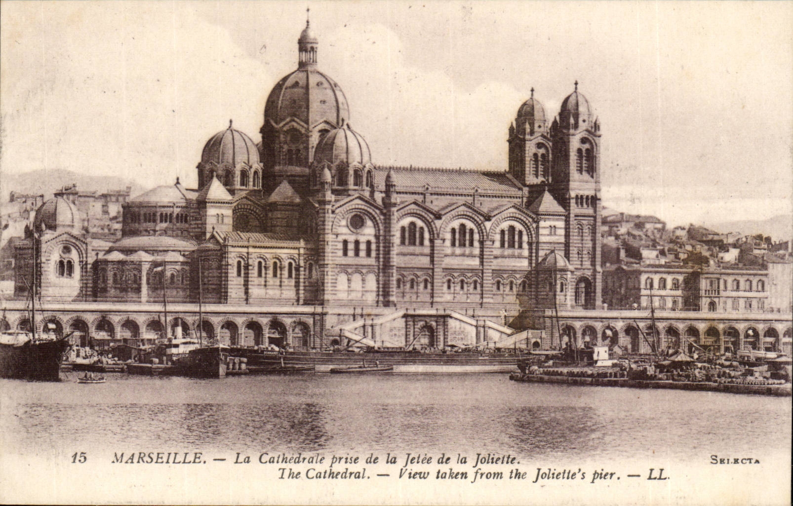 Marseille CPA La cathedrale prise de la jetee de la Joliette