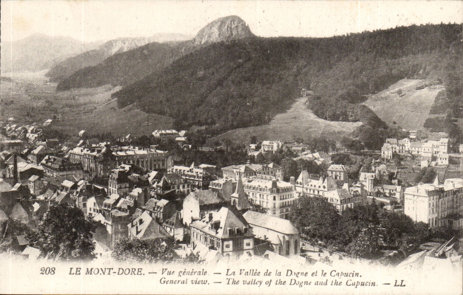 Le Mont Dore CPA Vue generale La vallee de la Dogne et le CApucin