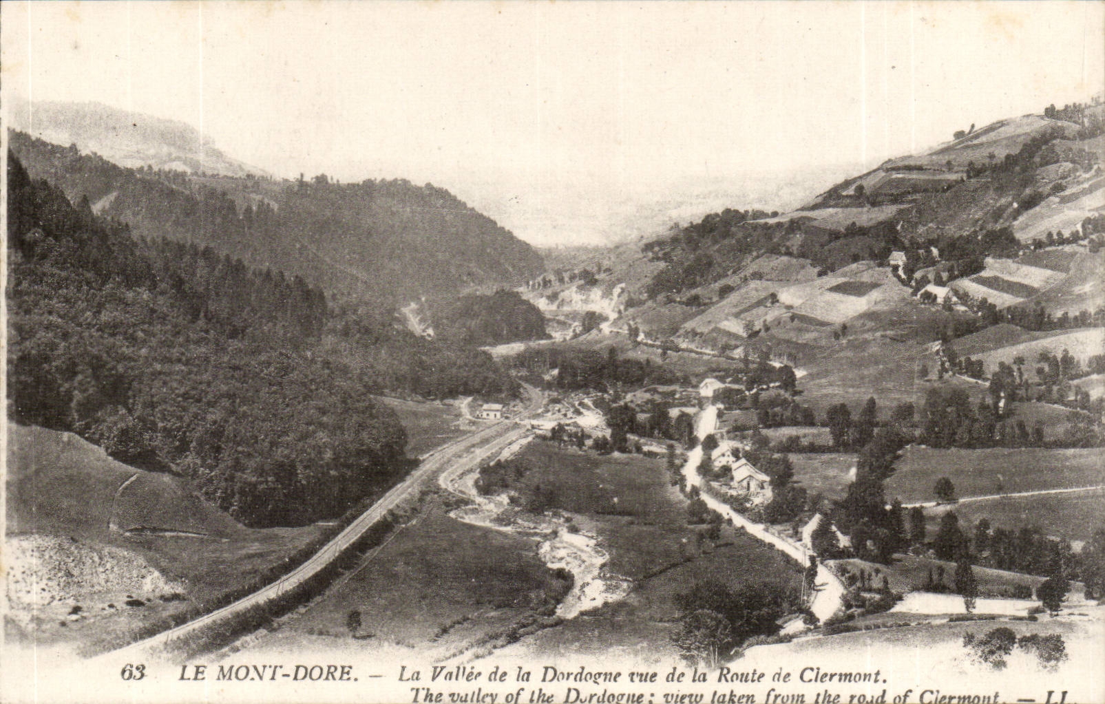 Le Mont Dore CPA La vallee de la Dordogne vue de al route de Clermont